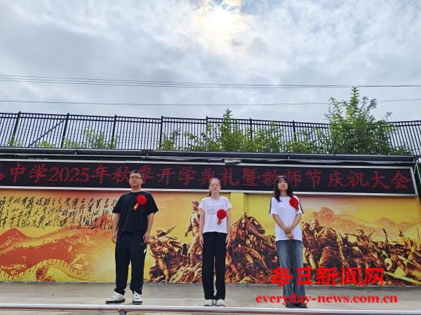 新教师表彰合影_看图王.jpg 新教师表彰合影_看图王.jpg