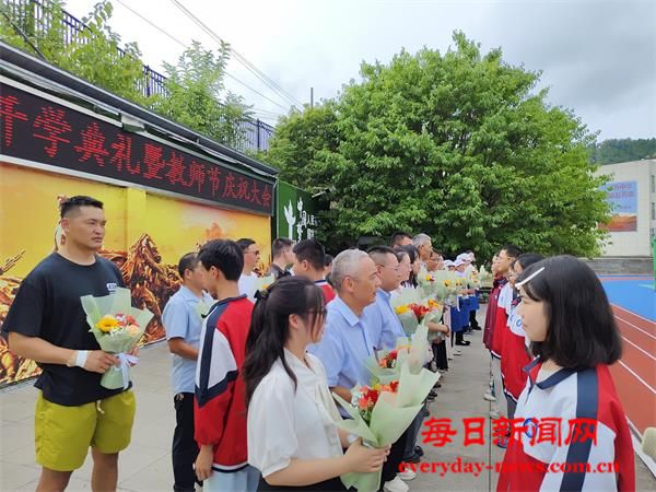 全体教职工领花_看图王.jpg 全体教职工领花_看图王.jpg