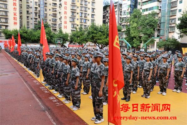 军训场上铸钢铁意志，新征程中扬青春风帆—