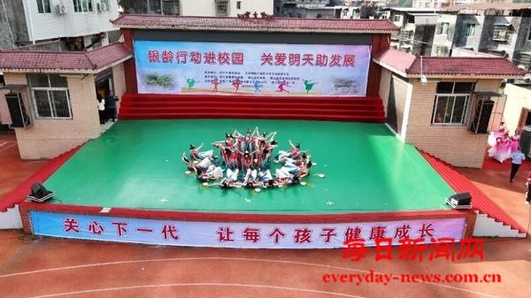 银龄行动进校园 传统舞韵展新姿——南江县