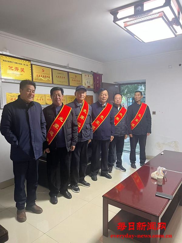 布拖县委组织部、县委老干部局举行干部荣誉